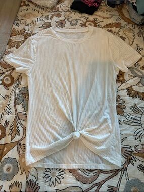 ALO Yoga White Ribbed Short Sleeve Tee with Front Knot